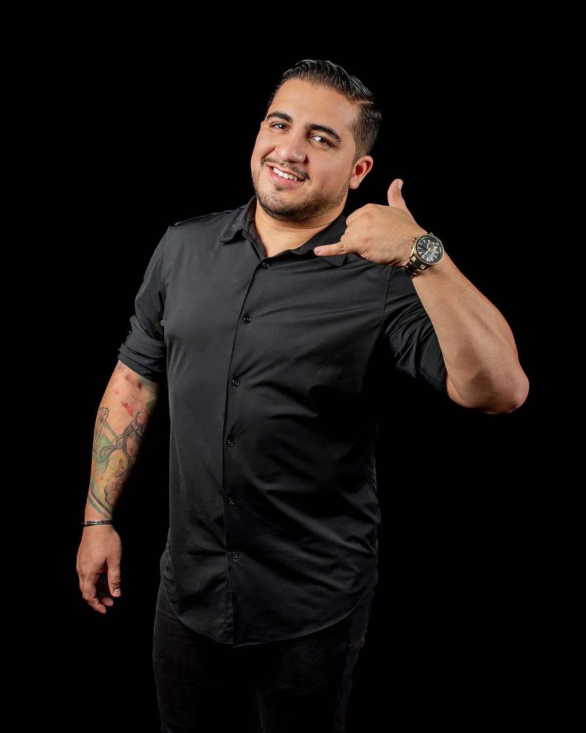 Rik Landeros sonriendo y haciendo con la mano el gesto de llamar por teléfono