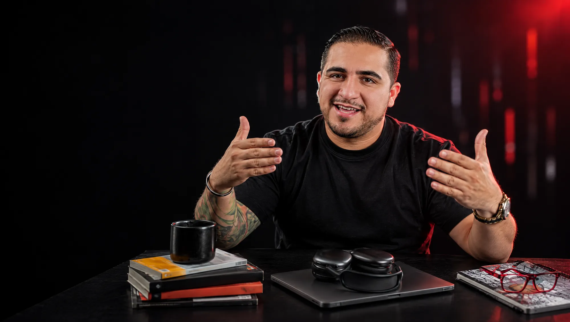 Rik Landeros explicando con las manos en su escritorio