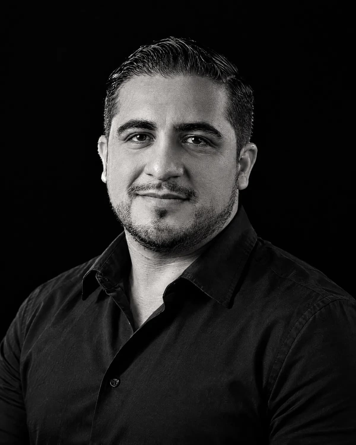 Retrato en blanco y negro de Rik Landeros